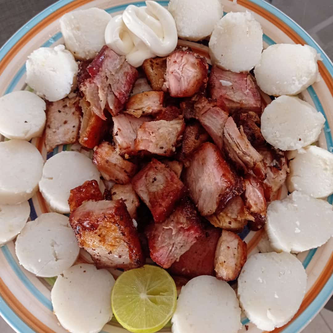 Chicharrón con Bollo